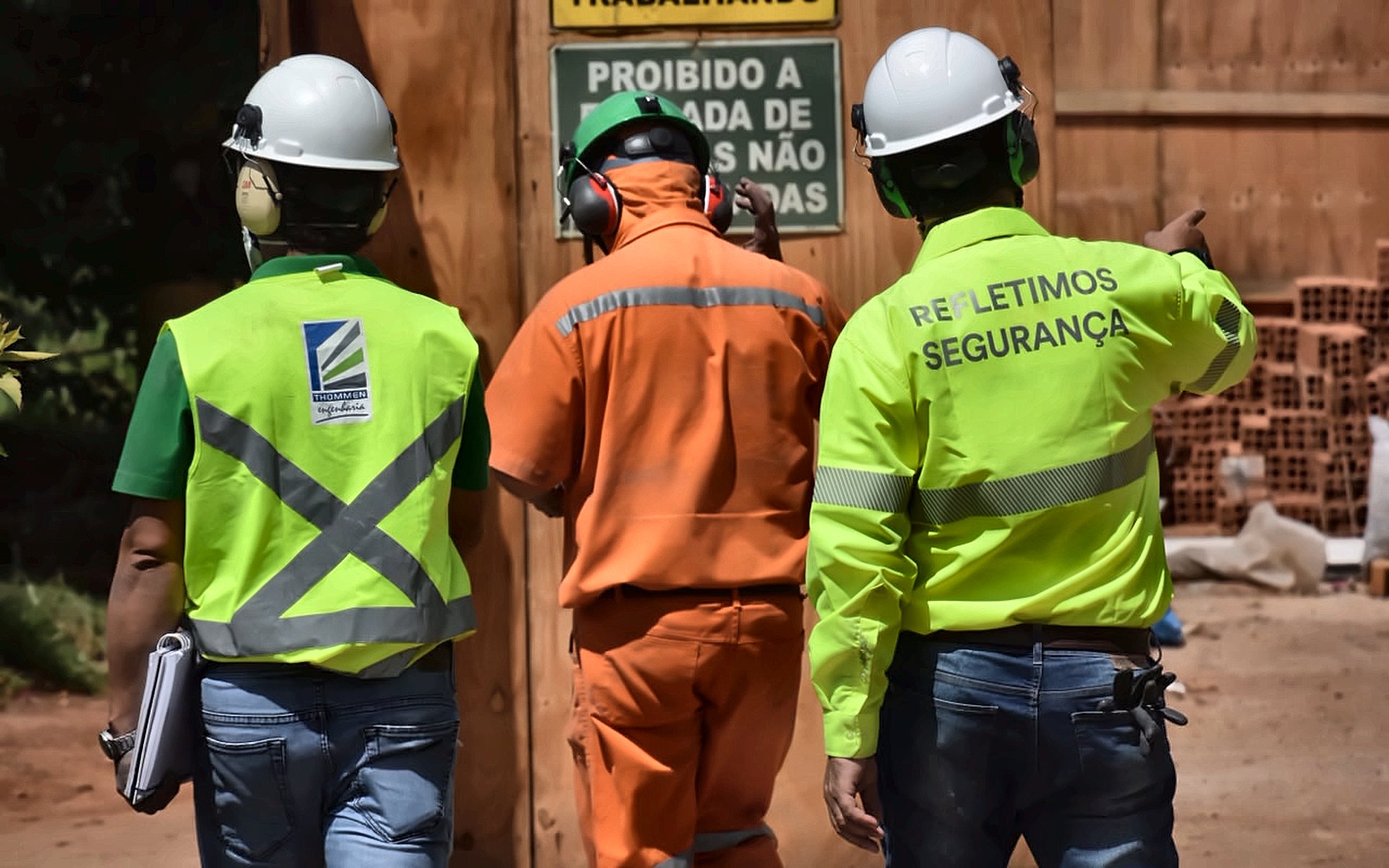 Equipe da Thommen Engenharia em inspeção de canteiro de obras